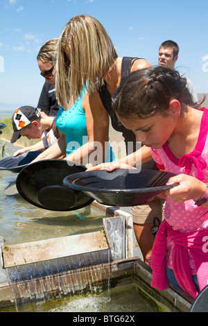 Besucher waschen Sie Gold in einer Demo-Schleuse im nationalen historischen Oregon Trail Interpretive Center Baker City, Oregon. Stockfoto