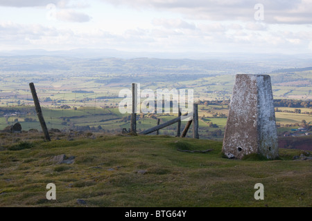 Der Gipfel des Corndon-Hügels in der Nähe von Bischofsburg, Shropshire, in die Shropshire Hügel Gebiet von außergewöhnlicher natürlicher Schönheit, England Stockfoto