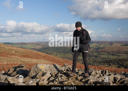 Frau auf Corndon Hügel in der Nähe von Bischofsburg, Shropshire, in die Shropshire Hügel Gebiet von außergewöhnlicher natürlicher Schönheit, England Stockfoto