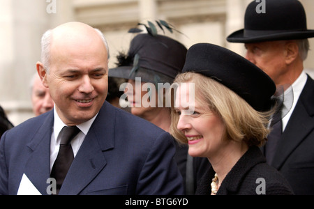 Konservativer Führer (Führer der Opposition) Iain Duncan Smith und seine Frau Betsy bei Trauerfeier in der Westminster Abbey Stockfoto