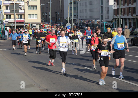 Läufer in Stadtstraße beim Frankfurt-Marathon 2010 in Deutschland. Foto aufgenommen am 31. Oktober 2010 Stockfoto