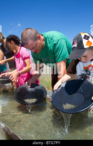 Besucher waschen Sie Gold in einer Demo-Schleuse im nationalen historischen Oregon Trail Interpretive Center Baker City, Oregon. Stockfoto