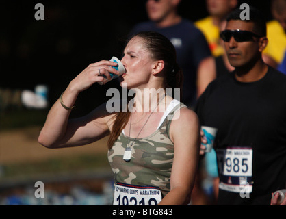 Ein Konkurrent in der Marine Corps Marathon ein Getränk bei einer Wasserstation 28. Oktober 2007 in Washington, DC. Stockfoto