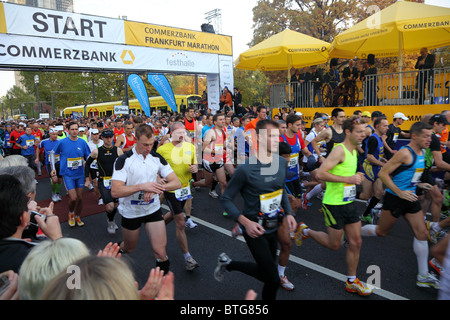 Läufer beim Frankfurt-Marathon 2010 in Deutschland. Foto aufgenommen am 31. Oktober 2010 Stockfoto