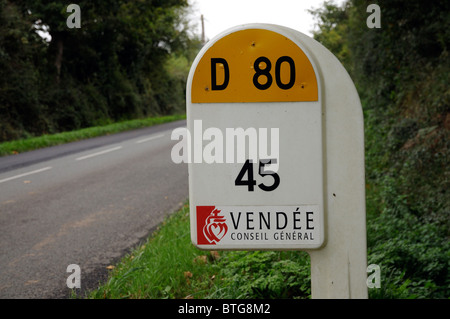 Roadsign auf dem D-80 eine Landstraße, die durch St. Foy in der Vendee-Region von Frankreich Stockfoto
