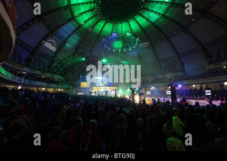 Das Finish des Frankfurt Marathon 2010 im Rathaus voller Zuschauer. Foto aufgenommen am 31. Oktober 2010 in Frankfurt am Main, Stockfoto