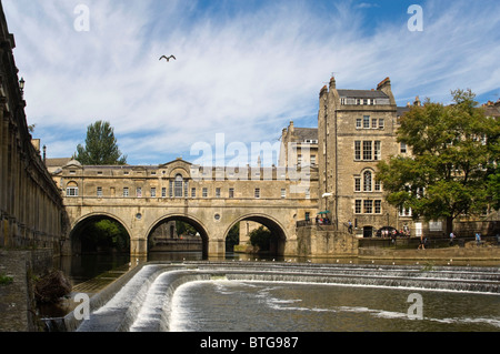 Horizontalen Weitwinkel des Grades 1 aufgeführten Pulteney Brücke über den Fluss Avon in der Mitte des Bades an einem sonnigen Tag. Stockfoto