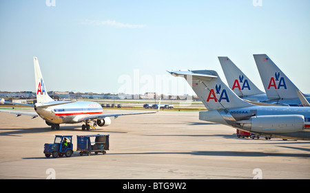 Vier American Airlines jet Airliner in Chicago O' Hare Airport, Illinois, USA Stockfoto