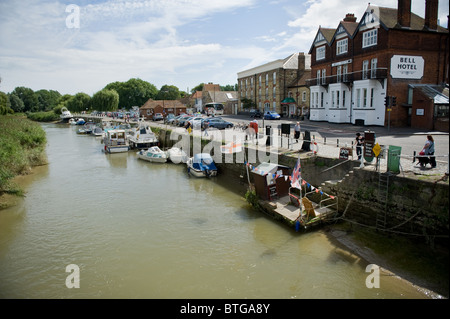 Der Fluss Stour als es durchläuft der historischen Marktstadt Sandwich in Kent Stockfoto