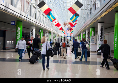 Flugreisende in Halle H (American Airlines) von Chicago O' Hare Airport, Illinois, USA Stockfoto