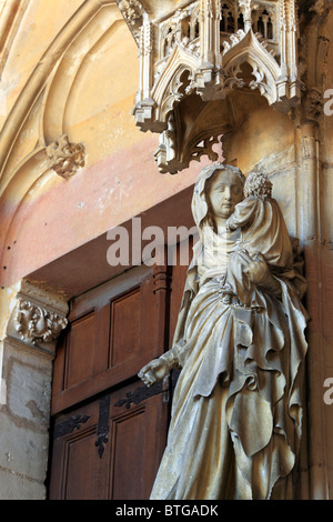 Portal der Klosterkirche in Chartreuse de Champmol mit Skulptur von Claus Sluter, Departement Côte-d ' or, Burgund, Frankreich Stockfoto