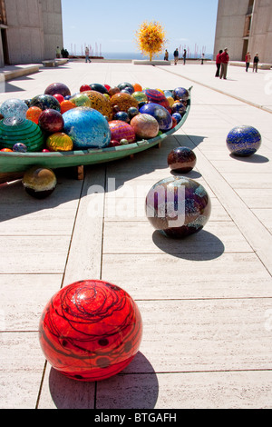 Besucher am Salk Institute Dale Chihuly Ausstellung, La Jolla, Kalifornien Stockfoto