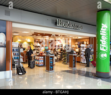 Brookstone Shop in Terminal H von Chicago O' Hare Airport, Illinois, USA Stockfoto