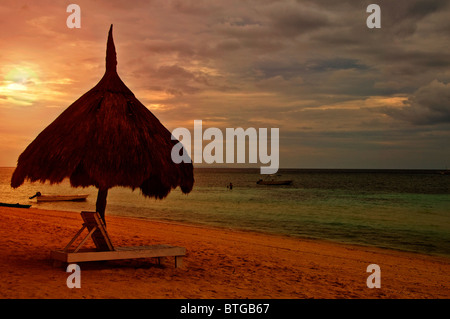 Unwirklich schönen Sonnenuntergang am asiatischen Strand Stockfoto