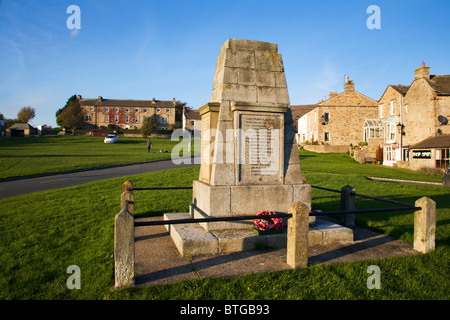 Kriegerdenkmal auf dem Grün an Reeth North Yorkshire England Stockfoto