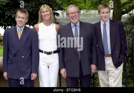 SIR DAVID FROST MIT SEINER FRAU UND ZWEI SEINER SÖHNE (GEORGE, WILFRED UND MEILEN) AN SEINE SOMMER PARTY IN CHELSEA, LONDON Stockfoto