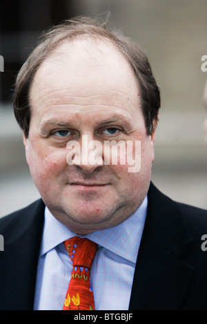 Radio-Moderator James Naughtie außerhalb der BBC Broadcasting House, London Stockfoto