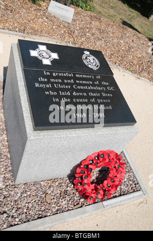 Gedenktafel an der Royal Ulster Constabulary GC an der National Memorial Arboretum, Alrewas, UK. Stockfoto