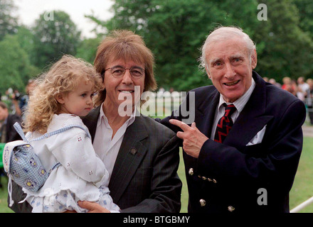 ROCK STAR BILL WYMAN MIT TOCHTER, KATHERINE UND KOMIKER SPIKE MILLIGAN IN DEN KENSINGTON GARDENS, LONDON Stockfoto