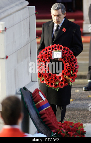 Gordon Brown nimmt seinen Platz zum ersten Mal als Premierminister am Cenotaph in Whitehall am Remembrance Day Sonntag Stockfoto