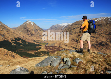 Hillwalker auf Beinn Maol Chaluim Blick über Glen Etive Stob na Broige. Stockfoto