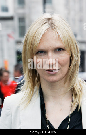 Radio-Moderator Jo Whiley außerhalb der BBC Broadcasting House in London Stockfoto