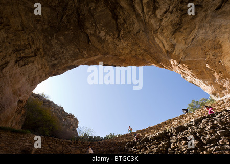 Wandern hinunter die Swithback Spur in den natürlichen Eingang von Carlsbad Caverns National Park in New Mexico, USA. Stockfoto