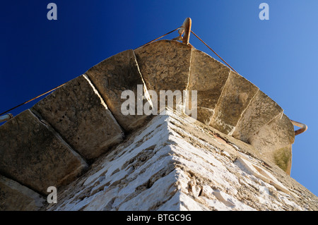 Steinstufen gegen blauen Himmel, niedrigen Winkel Ansicht des berühmten Schiefen Turm Toreta, Symbol der Insel Silba, Kroatien Stockfoto