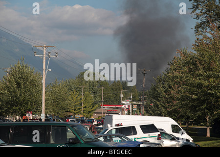 Fernen dunkler Rauch von einem Feuer Struktur, die genau genommen begann, kurz bevor die Feuerwehr gerufen wurde. Stockfoto