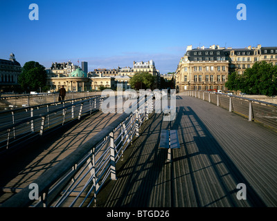 6 x 4, 5cm Sonnenaufgang auf Fußgängerbrücke Passerelle Solferino Stockfoto