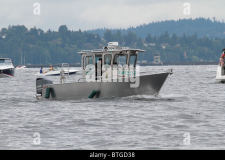 King County Sheriff Polizeiboot am Lake Washington in Seattle während Seafair Ausschau nach Zuwiderhandlungen beobachten die Blue Angels Stockfoto