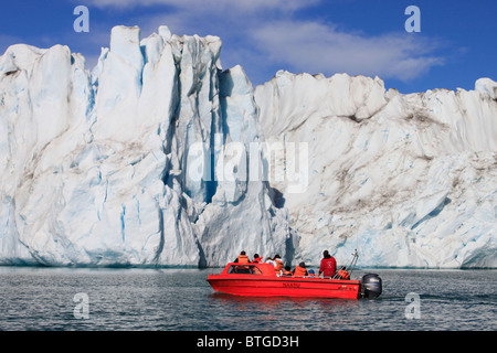 Touristen, die Anzeige der Gletscherzunge am Rasmussen Gletscher in Ostgrönland Stockfoto