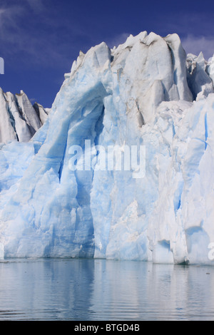 Eisberge und Gletscher sind allgegenwärtig in Ostgrönland Stockfoto