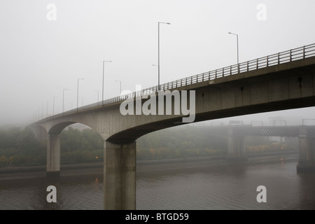 Ein nebliger Morgen auf der Gesamtstrecke Brücke über den Fluss Tyne zwischen Newcastle und Gateshead. Stockfoto