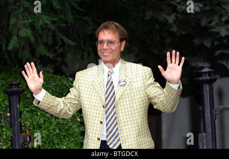 Musiker und Sänger Sir Cliff Richard mit einer gelben aufgegebenes Jacke auf einer Party in Carlyle Square in Chelsea, London Stockfoto