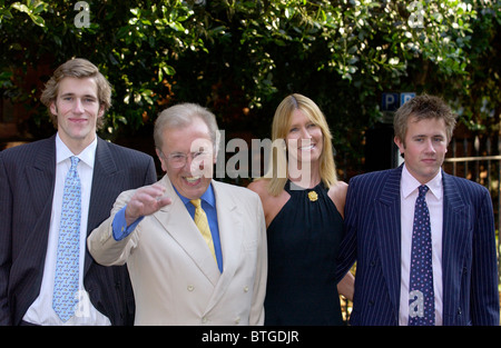 Sender-Sir David Frost, mit seiner Frau Carina und Söhne Meilen und Wilfred, auf seiner jährlichen Sommerfest in Chelsea. Stockfoto