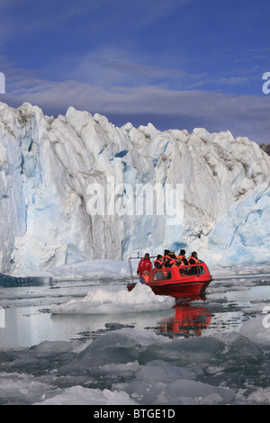 Touristen, die Anzeige der Gletscherzunge am Rasmussen Gletscher in Ostgrönland Stockfoto