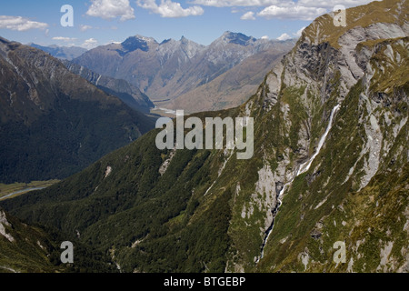 Der Rand der Cascade-Sattel mit Blick auf die Matukituki Valley in der Mount Aspiring National Park, Neuseeland. Stockfoto