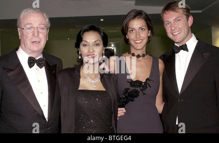 SIR MICHAEL CAINE, FRAU SHAKIRA, TOCHTER NATASCHA UND MANN BEI DER PREMIERE VON CHARLIES ANGELS FILM IM ODEON LEICESTER SQUARE Stockfoto