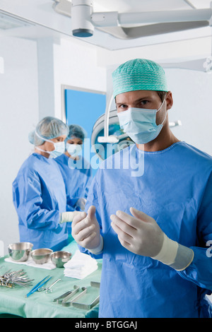 Medizinisches Personal im OP-Saal Stockfoto