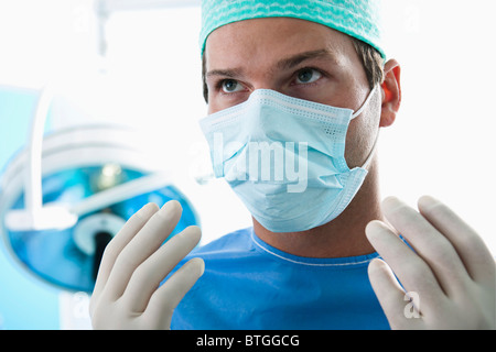 Nahaufnahme von Chirurgen im OP-Saal Stockfoto