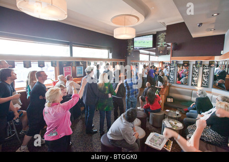 Szenen in der Marlborough Pub, Newtown, Sydney als Trinker zu sehen im Fernsehen die "Rasse, die eine Nation hält -" The MELBOURNE CUP Stockfoto