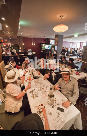 Szenen in der Marlborough Pub, Newtown, Sydney als Trinker zu sehen im Fernsehen die "Rasse, die eine Nation hält -" The MELBOURNE CUP Stockfoto