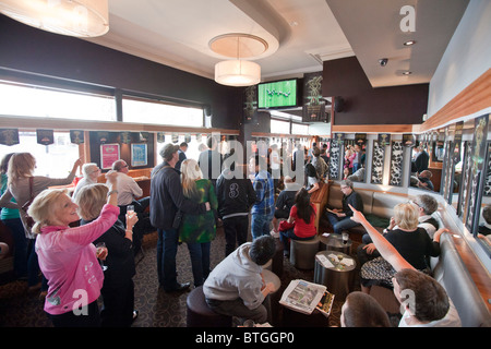 Szenen in der Marlborough Pub, Newtown, Sydney als Trinker zu sehen im Fernsehen die "Rasse, die eine Nation hält -" The MELBOURNE CUP Stockfoto