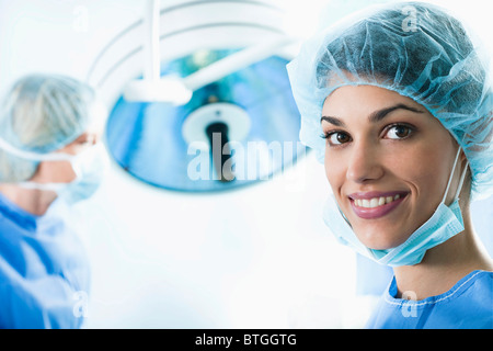 Medizinisches Personal im OP-Saal Stockfoto