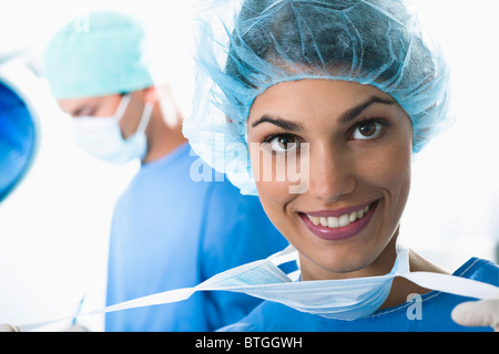 Medizinisches Personal im OP-Saal Stockfoto