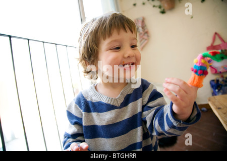 22 Monate Baby Boy lachend und spielend Stockfoto