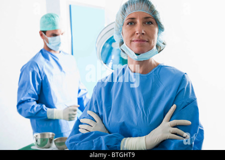 Medizinisches Personal im OP-Saal Stockfoto