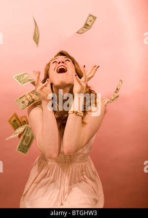 Sie Frau von US-Dollarnoten geduscht. Stockfoto