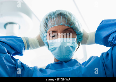 Chirurgen tragen Mundschutz im OP-Saal Stockfoto